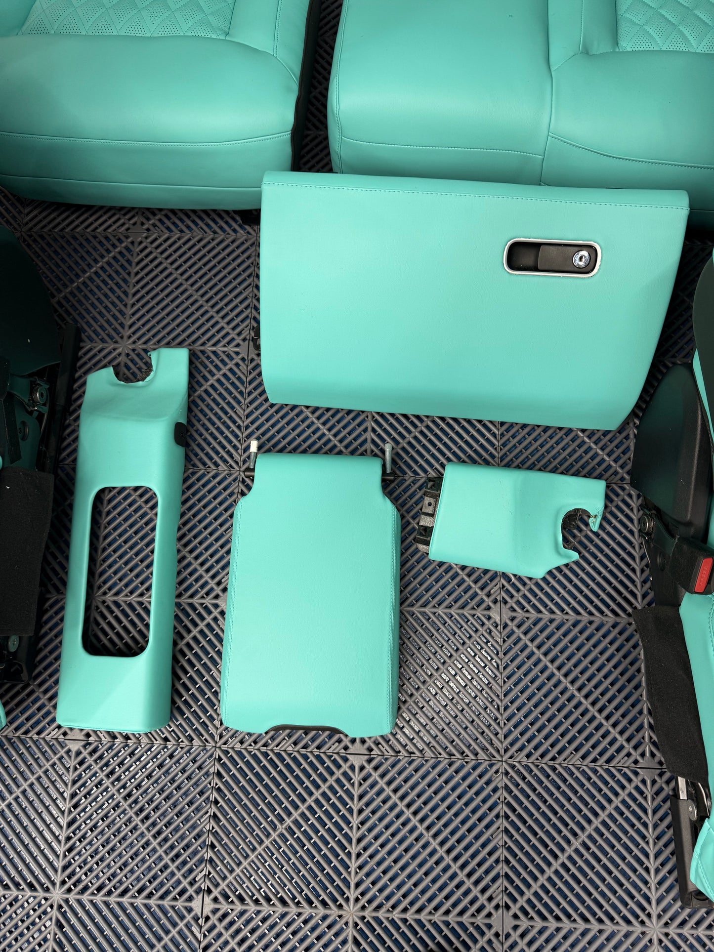 Range Rover Autobiography Tiffany Blue Interior - Range Rover Autobiography Tiffany blue interior - Executive Package (Seats, Doors, Lower Dash)